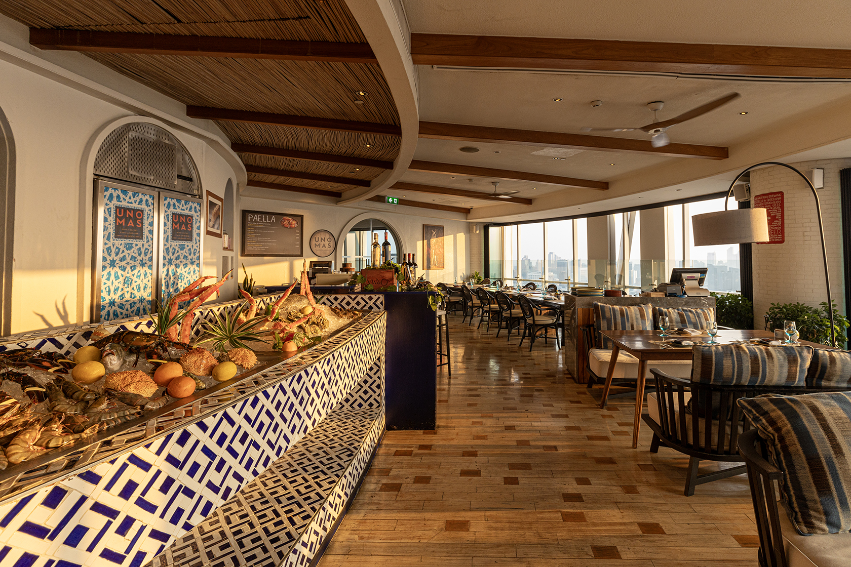 raw bar, tapas, ambiance, spanish, sunset, uno mas, centara grand, central world, bangkok
